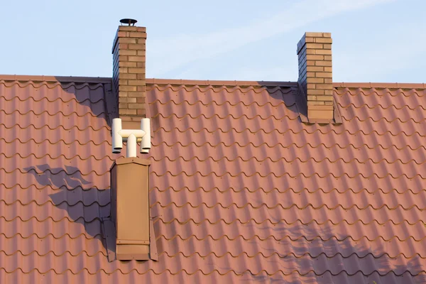 Brown chimney on roof of house on sunny day — Stock Photo, Image