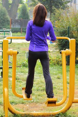 Açık spor salonu, sağlıklı yaşam biçimi üzerinde daha düşük vücut kadın