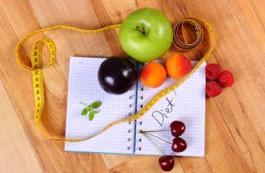 Meyve ve santimetre ile defter, zayıflama ve sağlıklı gıda