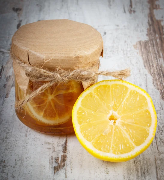 Свежий лимон и мед на деревянном столе, здоровая пища и питание — стоковое фото