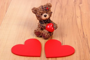 Oyuncak ayı ile ahşap yüzeyine, aşk sembolü kırmızı kalp