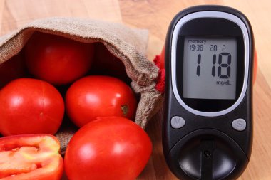 Domates jüt çanta ve Şeker Ölçüm ahşap yüzey, sağlıklı yaşam ve beslenme