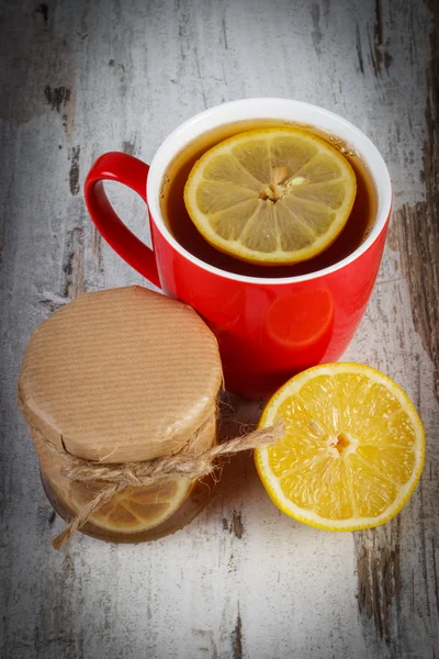 新鲜的柠檬蜂蜜与杯茶在木桌子上，健康营养 — 图库照片