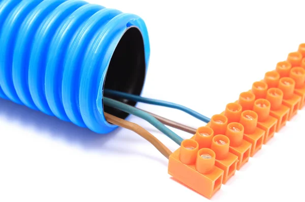 Gegolfd pijp en kabel met aansluitblok — Stockfoto