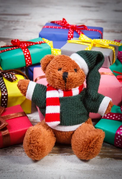 Osito de peluche con regalos coloridos para Navidad u otra celebración — Foto de Stock