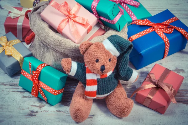 Vintage foto, nallebjörn med färgglada presenter till jul eller andra firande — Stockfoto