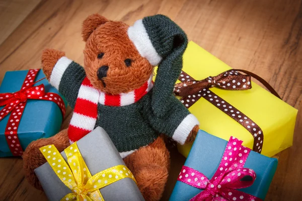 Medvídek s barevnými dárky k Vánocům či jiné oslavy — Stock fotografie