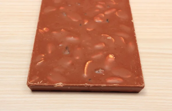 Hele voedzaam chocolade met noten en rozijnen — Stockfoto