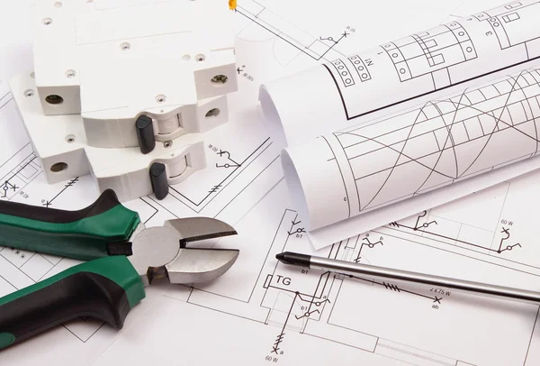 Strumenti di lavoro, fusibile elettrico e rotoli di diagrammi su disegno di costruzione di casa — Foto Stock