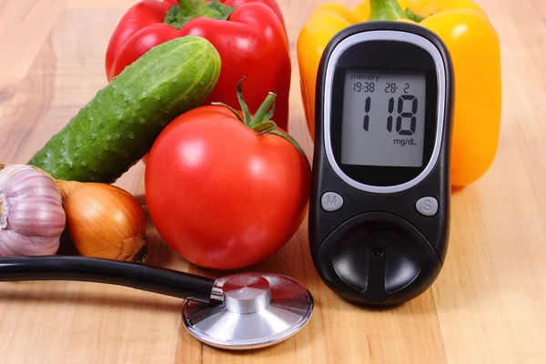 Zöldségek, glükométer és sztetoszkóp, a fa felülete, egészséges életmód, táplálkozás, cukorbetegség — Stock Fotó