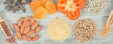 Sağlıklı ve gür saçlar için doğal vitamin ve mineraller içeren çeşitli besleyici ürünler veya malzemeler