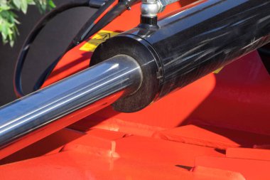 Kırmızı pnömatik ya da hidrolik makinede siyah piston ya da aktivatör. Teknoloji ve mühendislik