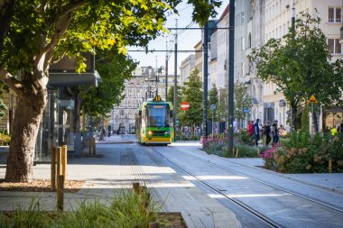 Poznan, Polonya - 21 Eylül 2025: Poznan şehir merkezindeki yeşil ve sarı tramvay Tatra 'ya bakın. Büyük şehirde verimli, ekolojik, modern toplu taşıma