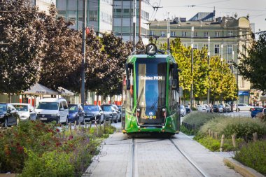 Poznan, Polonya - 21 Eylül 2025: Poznan 'ın merkezindeki yeni tramvay modernizasyon gama hattında görüldü. Büyük şehirde verimli, ekolojik ve modern toplu taşımacılık