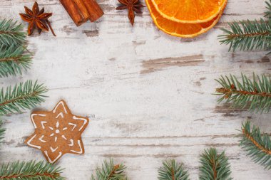 Gingerbread, çam dalları, baharat eski ahşap arka plan, Noel dekorasyon dekore edilmiş