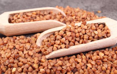 Karabuğday kabuğu çıkarılmış tane kaşık çimento yapısı ile