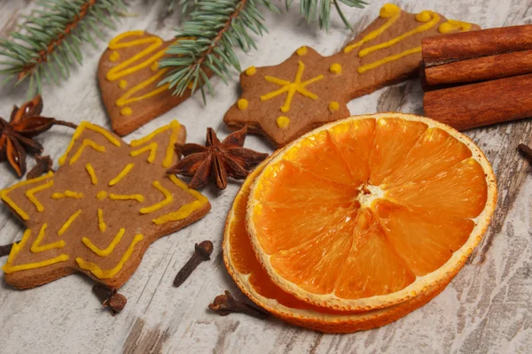 Naranja seco, especias y pan de jengibre decorado sobre fondo de madera vieja, decoración de Navidad — Foto de Stock