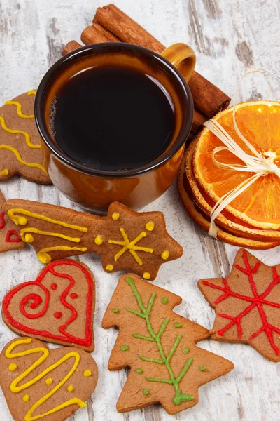 Pan de jengibre fresco, taza de café y especias sobre fondo de madera viejo, tiempo de Navidad — Foto de Stock