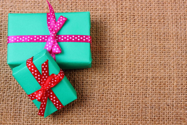 Завернутые подарки на Рождество или другой праздник, копия пространства для текста
