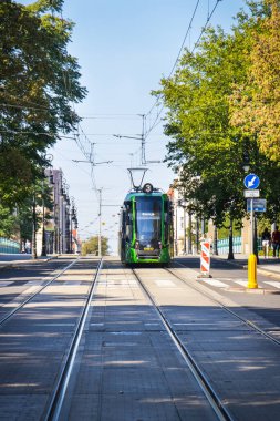 Poznan, Polonya - 21 Eylül 2025: Poznan 'ın merkezindeki yeni tramvay modernizasyon gama hattında görüldü. Büyük şehirde verimli, ekolojik, modern toplu taşıma