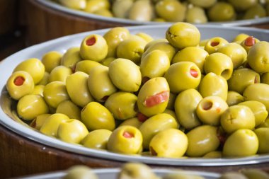 Fıçılarda yeşil zeytin. Geleneksel Yunan yemekleri