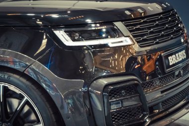 Poznan, Polonya - 26 Nisan 2025 Poznan Motor Fuarı. Siyah Brabus 'un önünde. Ayrıntı ve aracın parçası