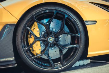 Poznan, Polonya - 26 Nisan 2025 Poznan Motor Fuarı. Sarı Lamborghini alüminyum tekerlek. Ayrıntı ve aracın parçası