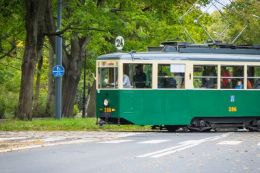 Poznan, Polonya - 05 Ekim 2025: Poznan 'daki Soacki Parkı yakınlarındaki eski, eski, eski ve tarihi tramvaya bakın. Poznan 'daki tarihi tramvay hattı