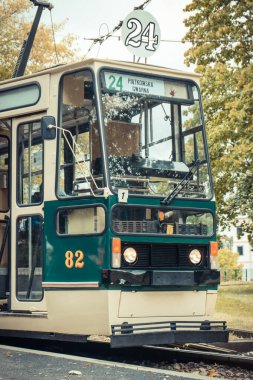 Poznan, Polonya - 05 Ekim 2025: Poznan 'daki eski, eski, tarihi 105N tramvayı izleyin. Poznan 'daki tarihi tramvay hattı