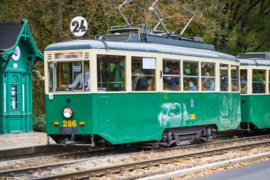 Poznan, Polonya - 05 Ekim 2025: Poznan 'daki Soacki Parkı yakınlarındaki eski, eski, eski ve tarihi tramvaya bakın. Poznan 'daki tarihi tramvay hattı