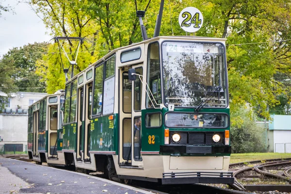 Poznan, Polonya - 05 Ekim 2025: Poznan 'daki eski, eski, tarihi 105N tramvayı izleyin. Poznan 'daki tarihi tramvay hattı