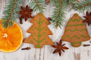 Gingerbread, çam dalları, baharat eski ahşap arka plan, Noel dekorasyon dekore edilmiş