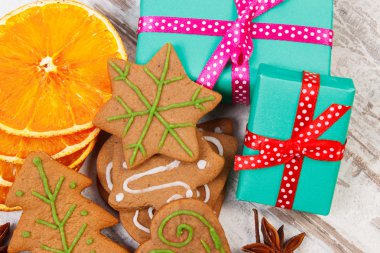 Zencefilli baharat ve eski ahşap arka plan, Noel'de Noel zamanı için hediyeler