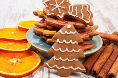 Noel zamanı zencefilli baharat eski ahşap arka plan üzerinde ile dekore edilmiş