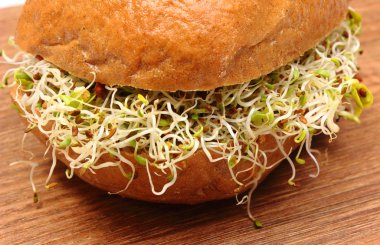 Kepekli ekmek rulo yonca ve turp filizi ile