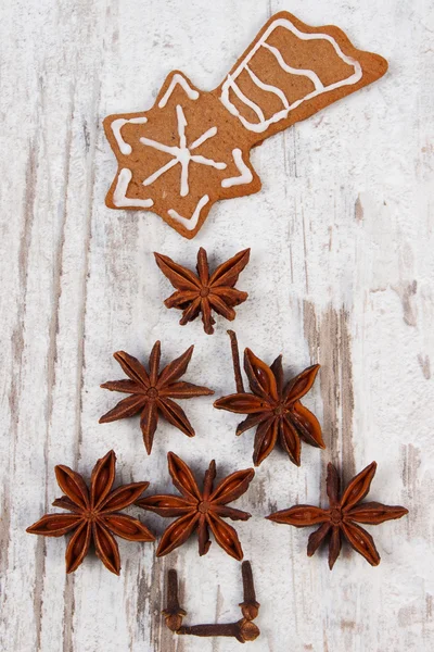 Julgran form gjorda av anis och dekorerade pepparkakor på gamla trä bakgrund — Stockfoto