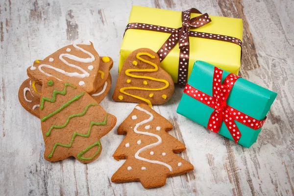 Decorated gingerbread and gifts for Christmas on old wooden background, christmas time — Stock Photo, Image