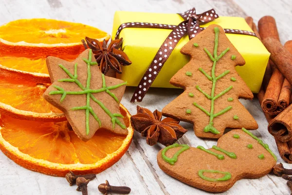 Zencefilli baharat ve eski ahşap arka plan, Noel'de Noel zamanı için hediyeler