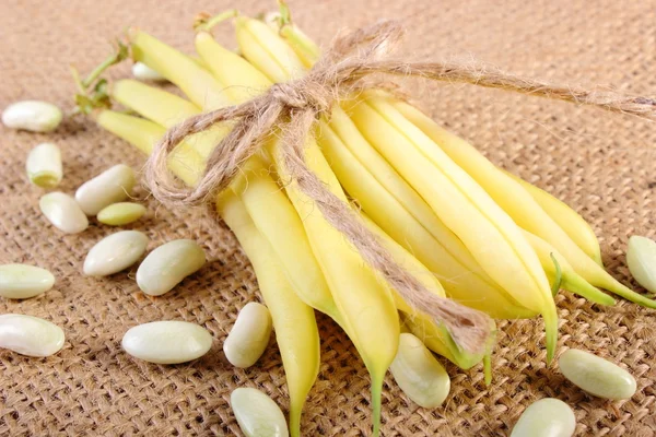 Nasiona i stos żółta fasoli na płótnie juty, zdrowa żywność — Zdjęcie stockowe