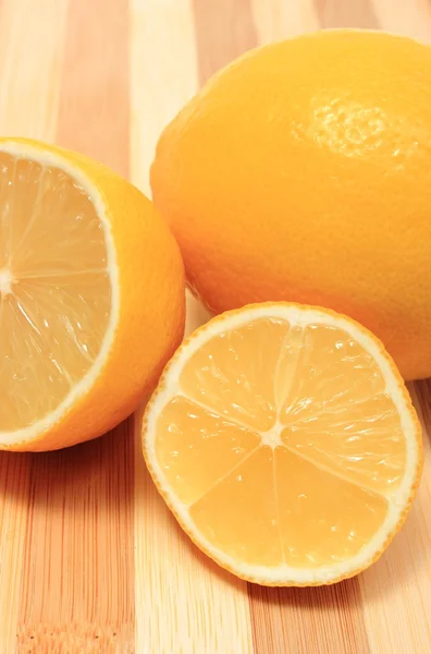 Свежие лимоны на деревянном фоне — стоковое фото