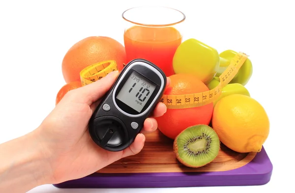 Glucosímetro, frutas, mancuernas, cinta métrica y vaso de jugo — Foto de Stock