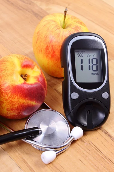 Contor de glucoză cu stetoscop medical și fructe proaspete, stil de viață sănătos — Fotografie, imagine de stoc