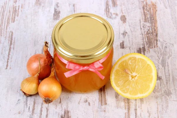 Miel orgánica fresca en frasco de vidrio, cebolla y limón, nutrición saludable y fortalecimiento de la inmunidad — Foto de Stock