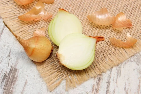 Frische Zwiebeln auf Jutescreme, gesunde Ernährung und Stärkung der Immunität — Stockfoto