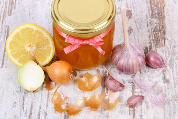 Honey in glass jar, onion, lemon and garlic, healthy nutrition and strengthening immunity — ストック写真