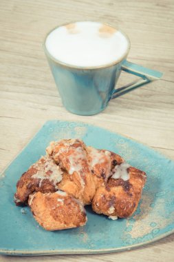 Poznan 'dan taze kruvasanlar. Geleneksel tarifle haşlanmış haşhaş tohumu ve sütlü kahve.