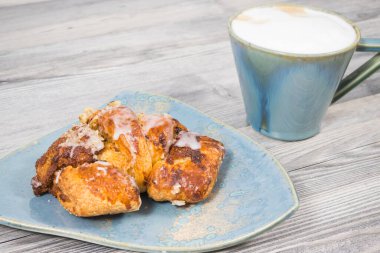 Poznan 'dan taze kruvasanlar. Geleneksel tarifle haşlanmış haşhaş tohumu ve sütlü kahve.