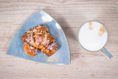 Taze pişmiş geleneksel kruvasan, haşhaş tohumu dolgulu ve sütlü kahve. Polonya şehri Poznan 'dan tatlı. Martin 'in kruvasanı