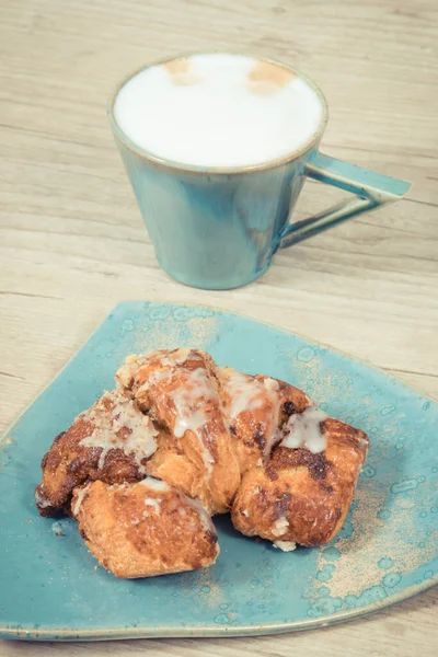 Poznan 'dan taze kruvasanlar. Geleneksel tarifle haşlanmış haşhaş tohumu ve sütlü kahve.