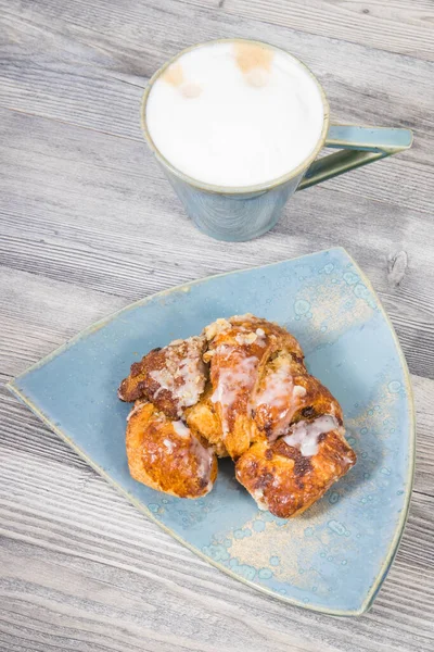 Taze pişmiş geleneksel kruvasan, haşhaş tohumu dolgulu ve sütlü kahve. Polonya şehri Poznan 'dan tatlı. Martin 'in kruvasanı